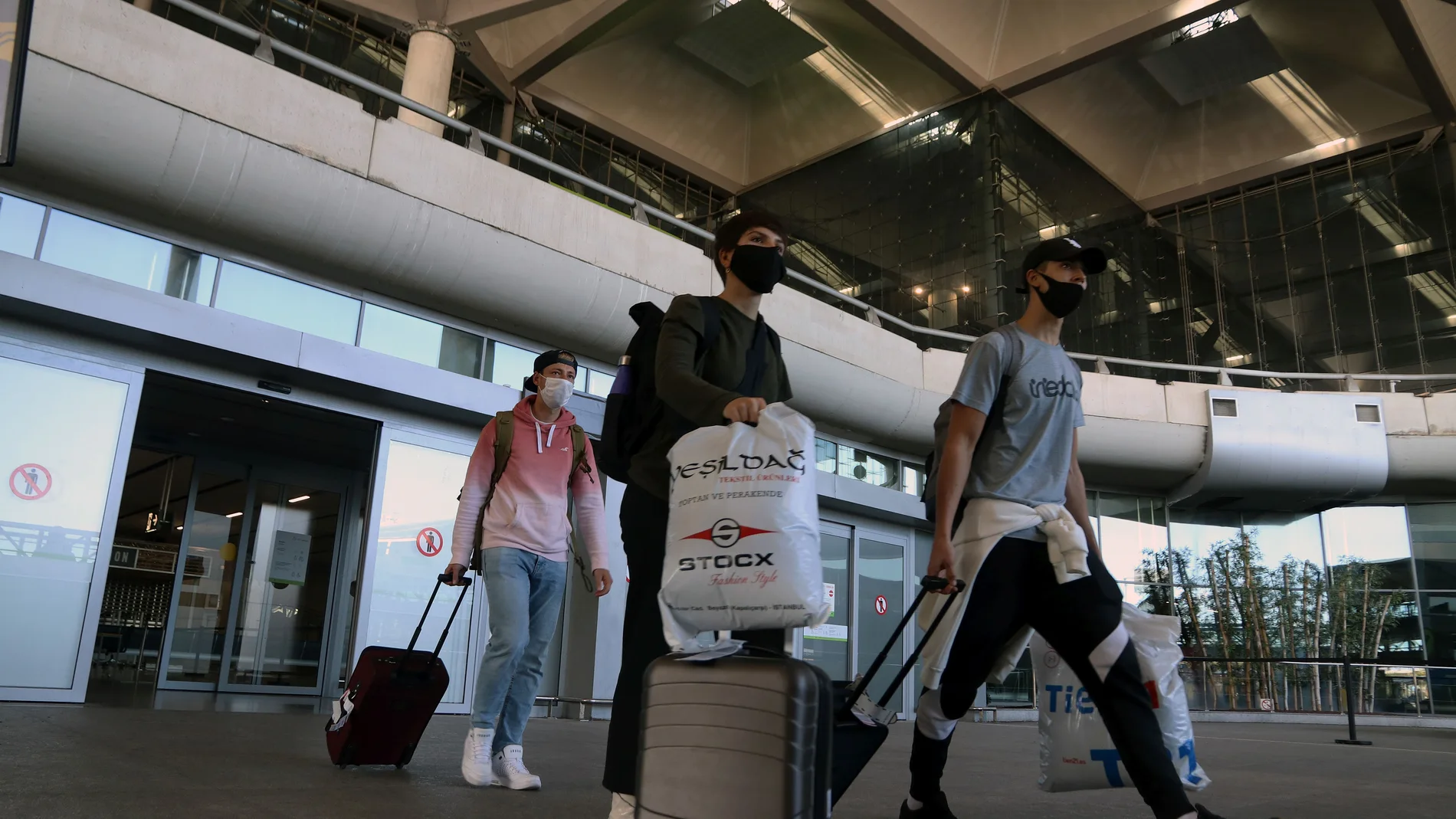 Varios turistas llegan al aeropuerto de Málaga