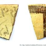 En el fragmento de la izquierda se pueden apreciar los trazos de la palabra que los arqueólogos han identificado