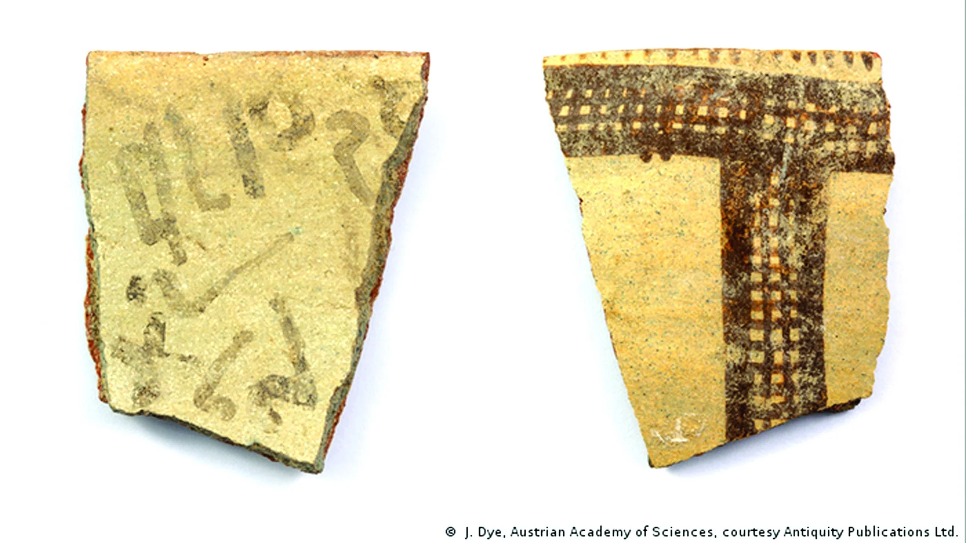 En el fragmento de la izquierda se pueden apreciar los trazos de la palabra que los arqueólogos han identificado