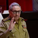 El general de Ejército Raúl Castro saluda tras la elección de Miguel Díaz-Canel Bermúdez, Presidente de la República, como primer secretario del Comité Central del Partido Comunista de Cuba