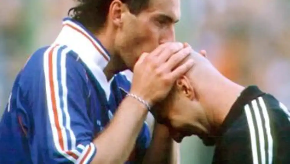 Laurent Blanc besando la calva de Fabien Barthez