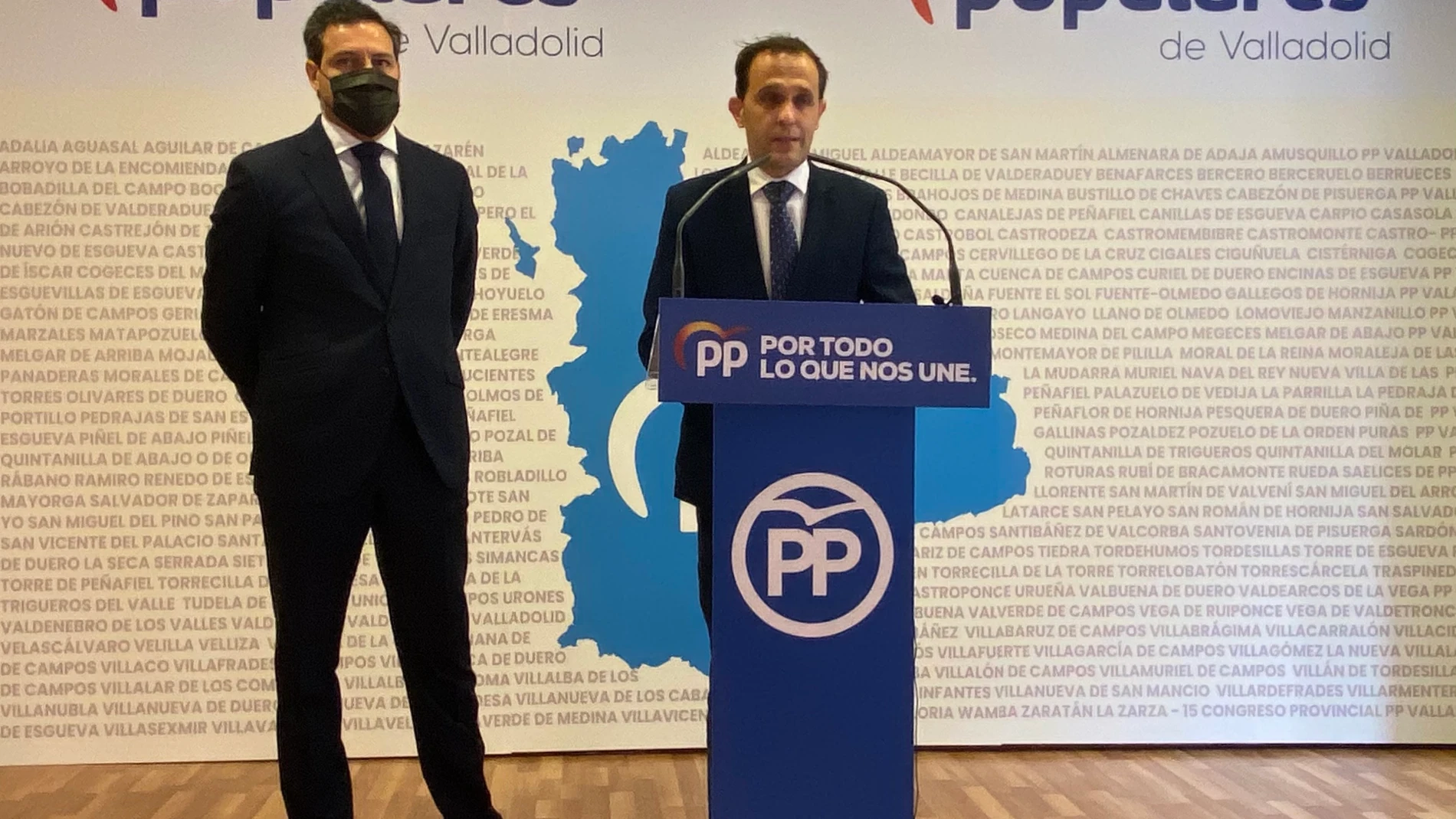 El portavoz del Grupo Parlamentario Popular, Raúl de la Hoz, y el presidente del PP de Valladolid, Conrado Íscar