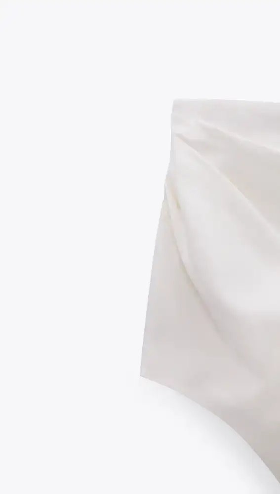 Falda asimétrica blanca.