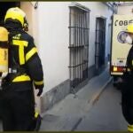 Los bomberos en la vivienda donde ha fallecido un niño de tres años en un incendio
