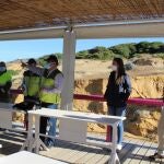 La delegada de la Junta en Huelva, Bella Verano, desde el Puesto de Mando Avanzado