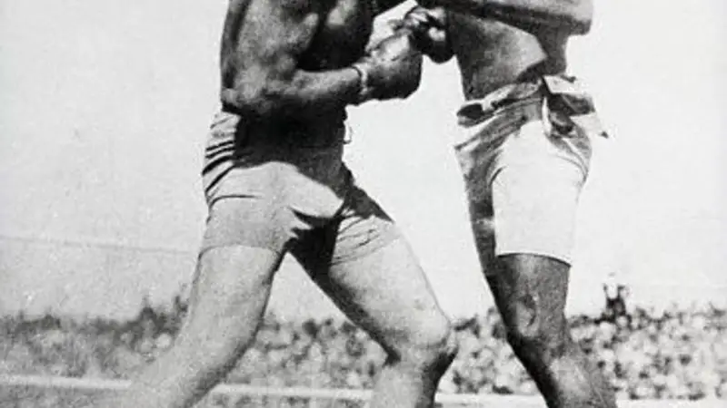 Jack Johnson dirime su combate con Jim Jeffries durante uno de los asaltos