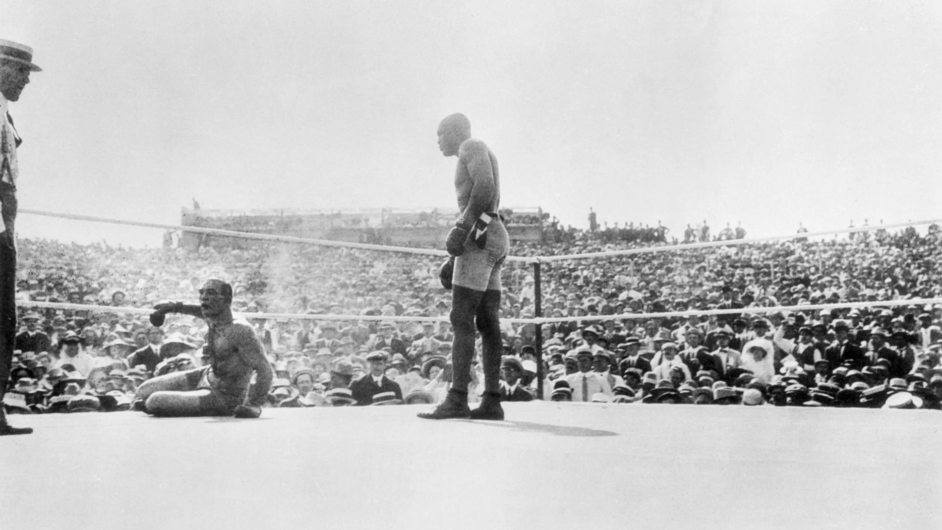 El 4 de julio de 1910, Jack Johnson derrotó a Jim Jeffries (en el suelo) en Reno, Nevada, en un combate que trascendió más allá del ring