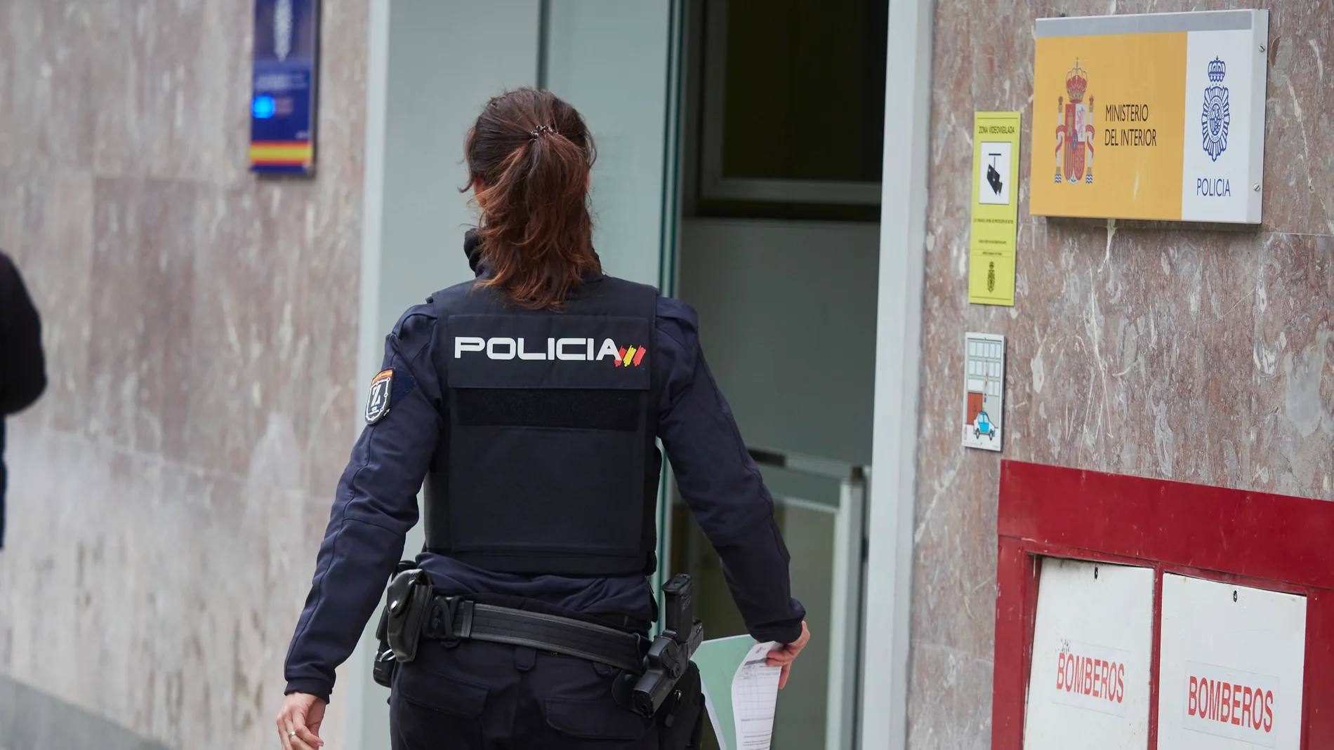 La Policía Nacional ha detenido a un hombre por agresión sexual a su compañero de piso.