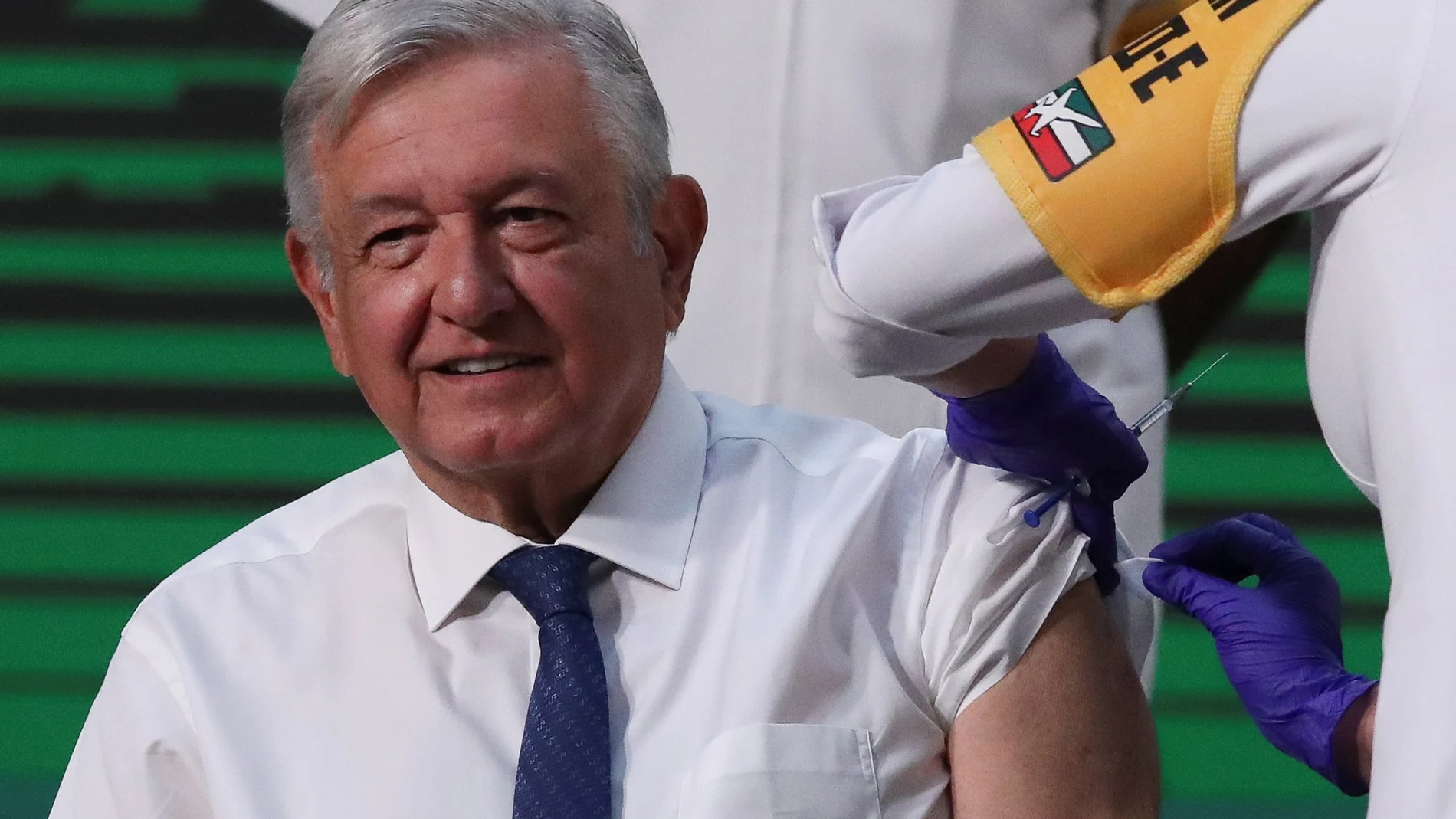 López Obrador recibió este martes la primera dosis de la vacuna de AstraZeneca