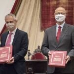 El presidente de las Cortes y de la Fundación de Castilla y León, Luis Fuentes; y el rector de la Universidad de Salamanca, Ricardo Rivero, presentan el libro "Impresos comuneros. Propaganda y legitimación política al fragor de las prensas"