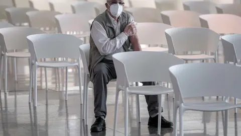 Una persona tras vacunarse contra la covid-19 durante el segundo día de vacunación masiva en el centros que se ha habilitado con ese fin en la Ciudad de las Artes y las Ciencias de València