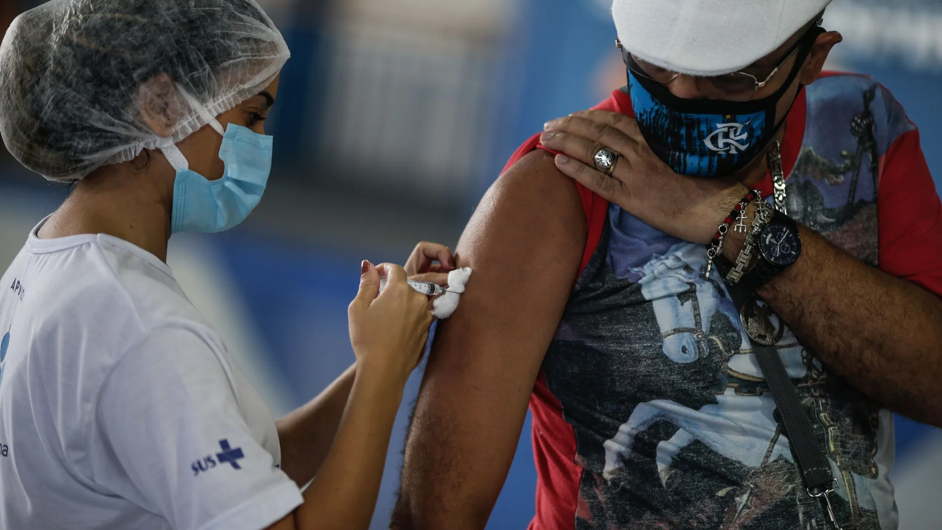 AME1043. RIO DE JANEIRO (BRASIL), 20/04/2021.- Un hombre recibe la dosis de la vacuna de Astrazeneca contra la covid-19 hoy, en la cuadra de Portela, una de las comparsas de carnaval más tradicionales de Río de Janeiro (Brasil). Brasil es el segundo país con más fallecidos, detrás de Estados Unidos, aunque actualmente es el lugar del planeta donde más se muere por covid-19. En cuanto a contagios, la potencia suramericana se ubica en el tercer lugar, después de EE.UU e India. EFE/André Coelho
