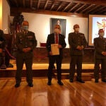 El director de la Cátedra de Cultura de Defensa “Subintendente Julián Vallespín” de la Universidad Católica de Ávila (UCAV), Javier José Guío Martín, recibe la distinción