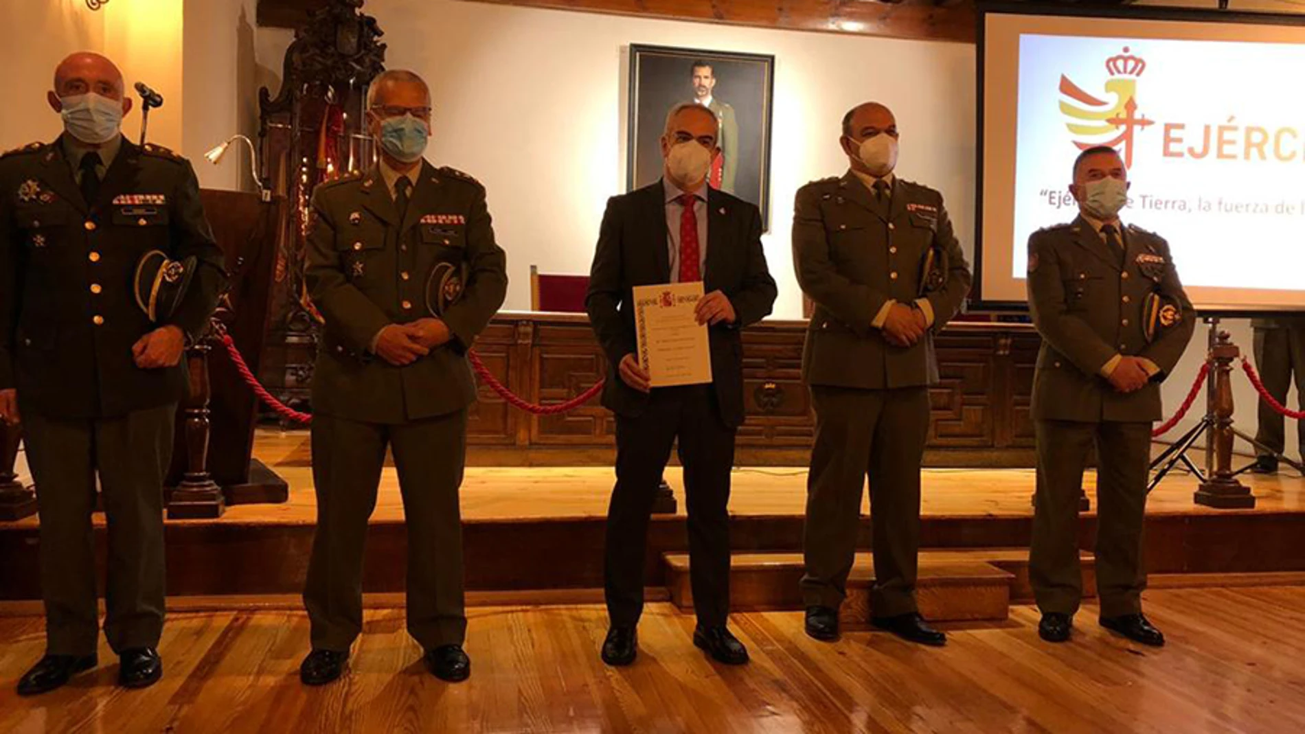 El director de la Cátedra de Cultura de Defensa “Subintendente Julián Vallespín” de la Universidad Católica de Ávila (UCAV), Javier José Guío Martín, recibe la distinción