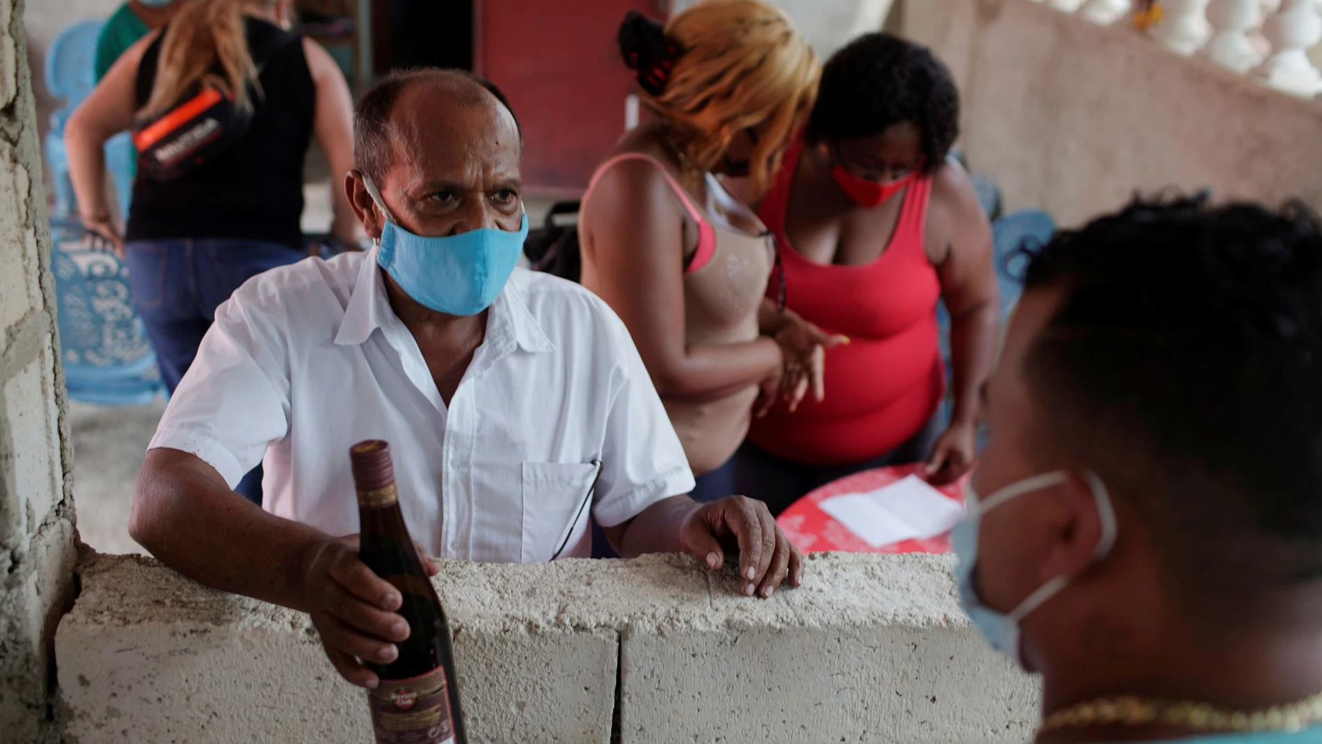 Eliasez Mendez compra hierbas medicinales en La Habana