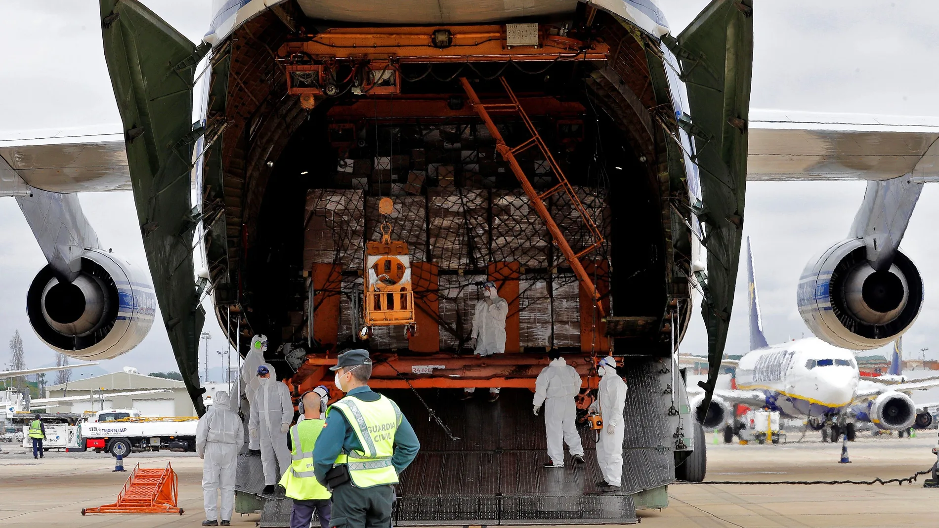 Un avión con material sanitario llega a Valencia, en una imagen de archivo