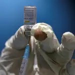 Una enfermera prepara una dosis de vacuna contra la covid-19