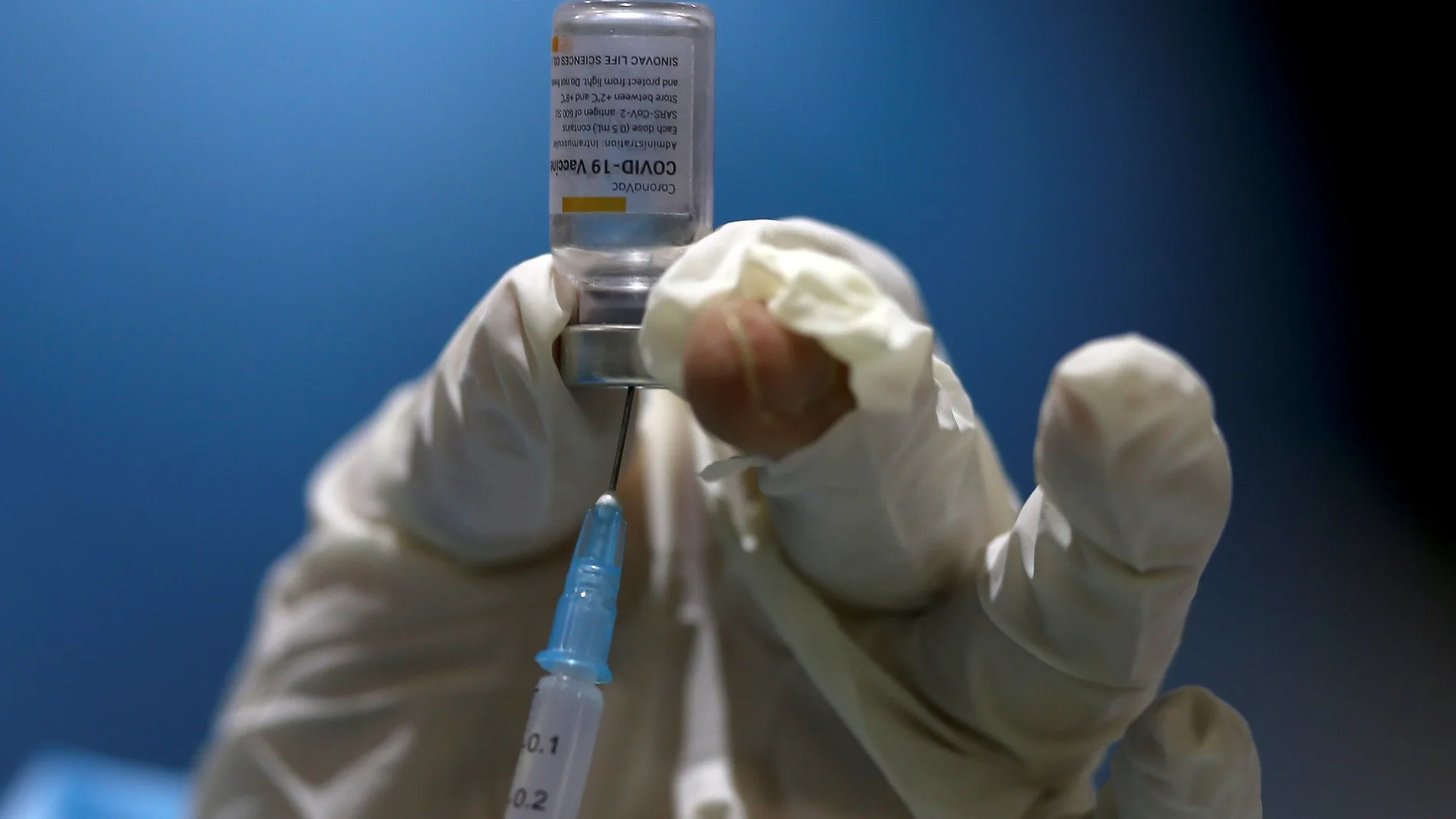 Una enfermera prepara una dosis de vacuna contra la covid-19