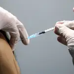 Un sanitario inocula la vacuna de Pfizer contra la Covid-19