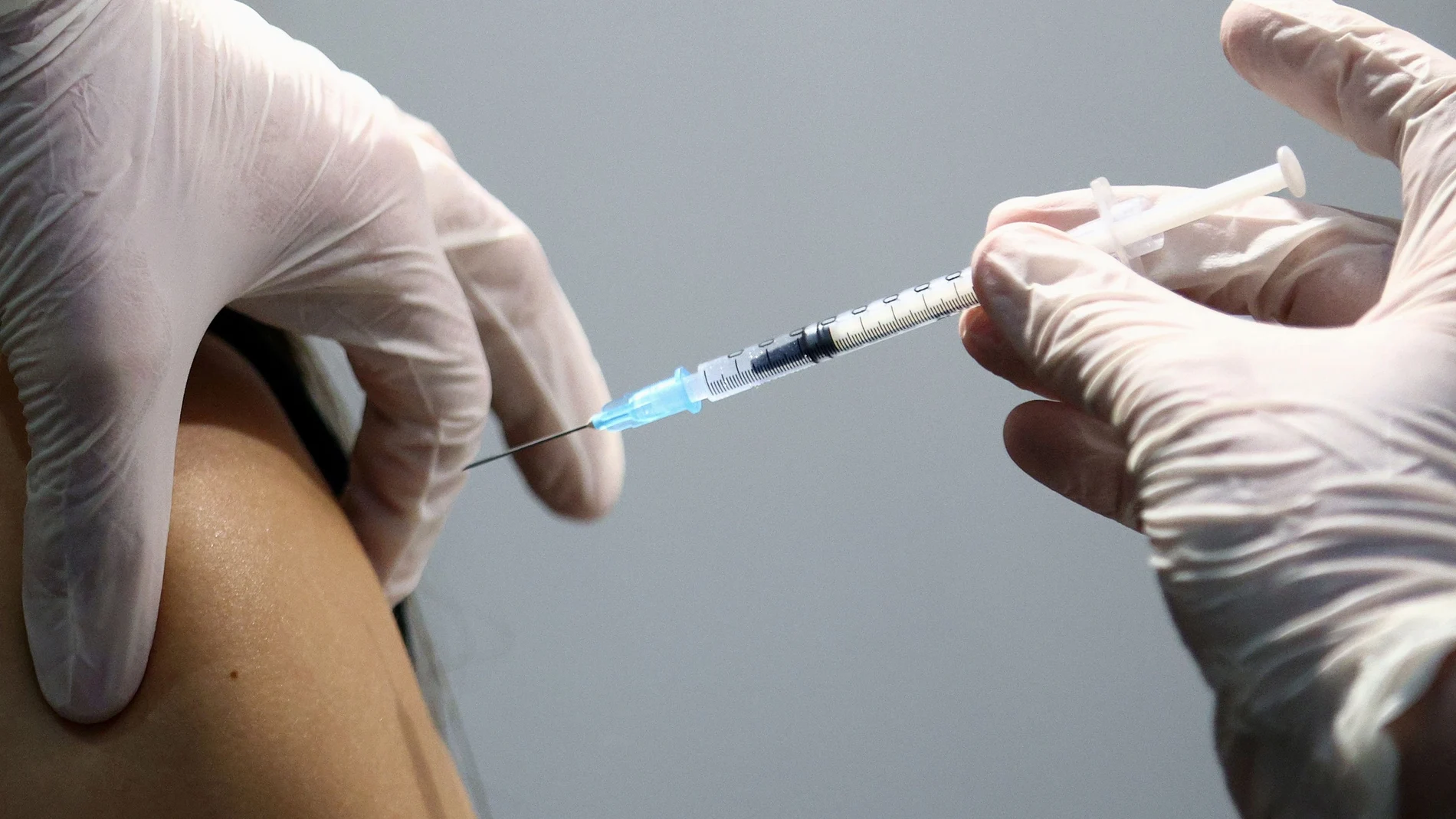 Un sanitario inocula la vacuna de Pfizer contra la Covid-19