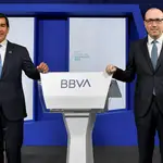 Carlos Torres, presidente de BBVA, junto a Onur Genç, consejero delegado, durante la Junta General de Accionistas 2021