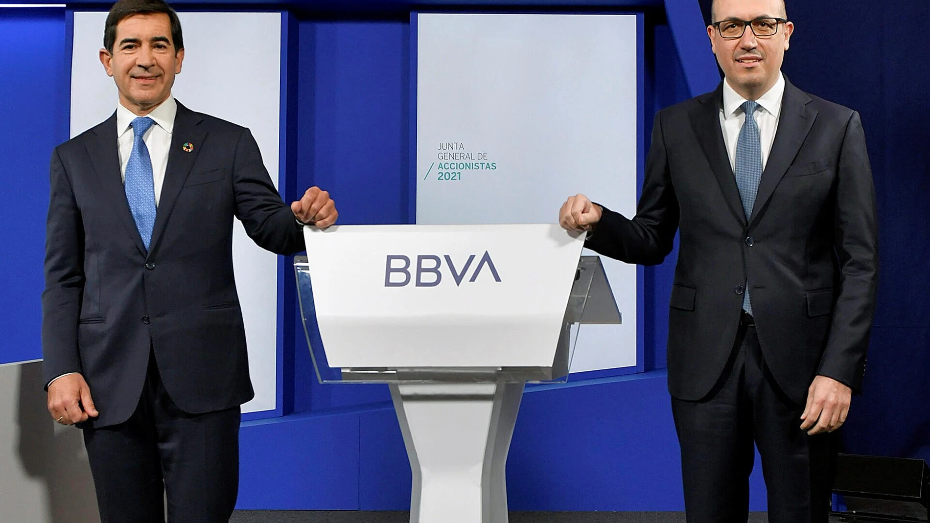 Carlos Torres, presidente de BBVA, junto a Onur Genç, consejero delegado, durante la Junta General de Accionistas 2021