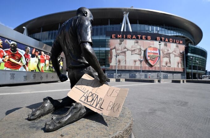 .- Un cartel con el mensaje "Devolvednos a nuestro Arsenal" colocado a las puertas del Emirates Stadium contra la Superliga