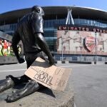 .- Un cartel con el mensaje "Devolvednos a nuestro Arsenal" colocado a las puertas del Emirates Stadium contra la Superliga