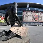 .- Un cartel con el mensaje &quot;Devolvednos a nuestro Arsenal&quot; colocado a las puertas del Emirates Stadium contra la Superliga