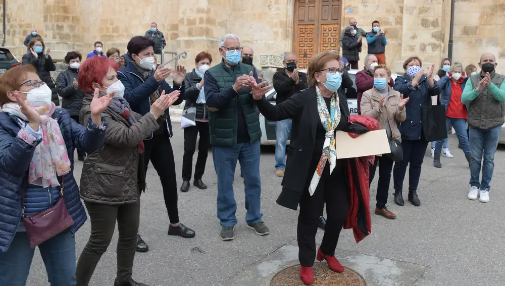 Los vecinos vuelven a mostrar el apoyo a la anterior alcaldesa Pilar Alejo antes de iniciarse el pleno