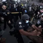 Agentes de policía y manifestantes se enfrentan en Atlanta el pasado 29 de mayo de 2020 durante una protesta por la muerte de George Floyd