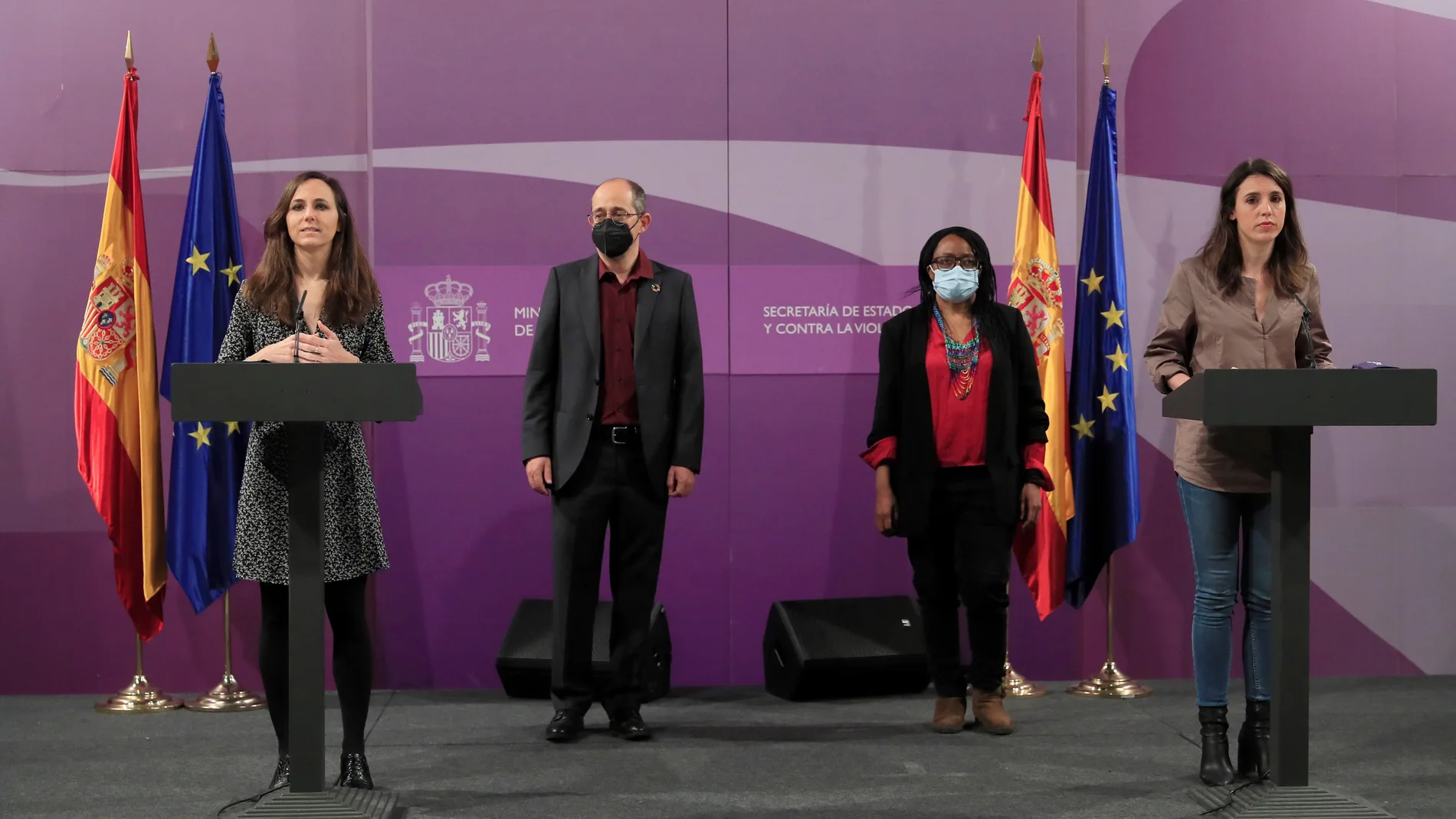 La ministra de Igualdad, Irene Montero (d) y su homóloga de Derechos Sociales y Agenda 2030, Ione Belarra (i) comparecen para explicar las medidas tras la difusión de publicidad que incita al odio en el transporte público en la sede del ministerio de Igualdad este miércoles