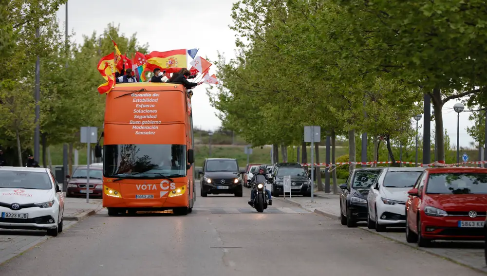 Edmundo Bal ha llegado acompañado de un autobús de Ciudadanos