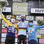 Valverde, en el podio, junto a Alaphilippe y Roglic