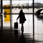 Una mujer con una maleta en el aeropuerto de Madrid
