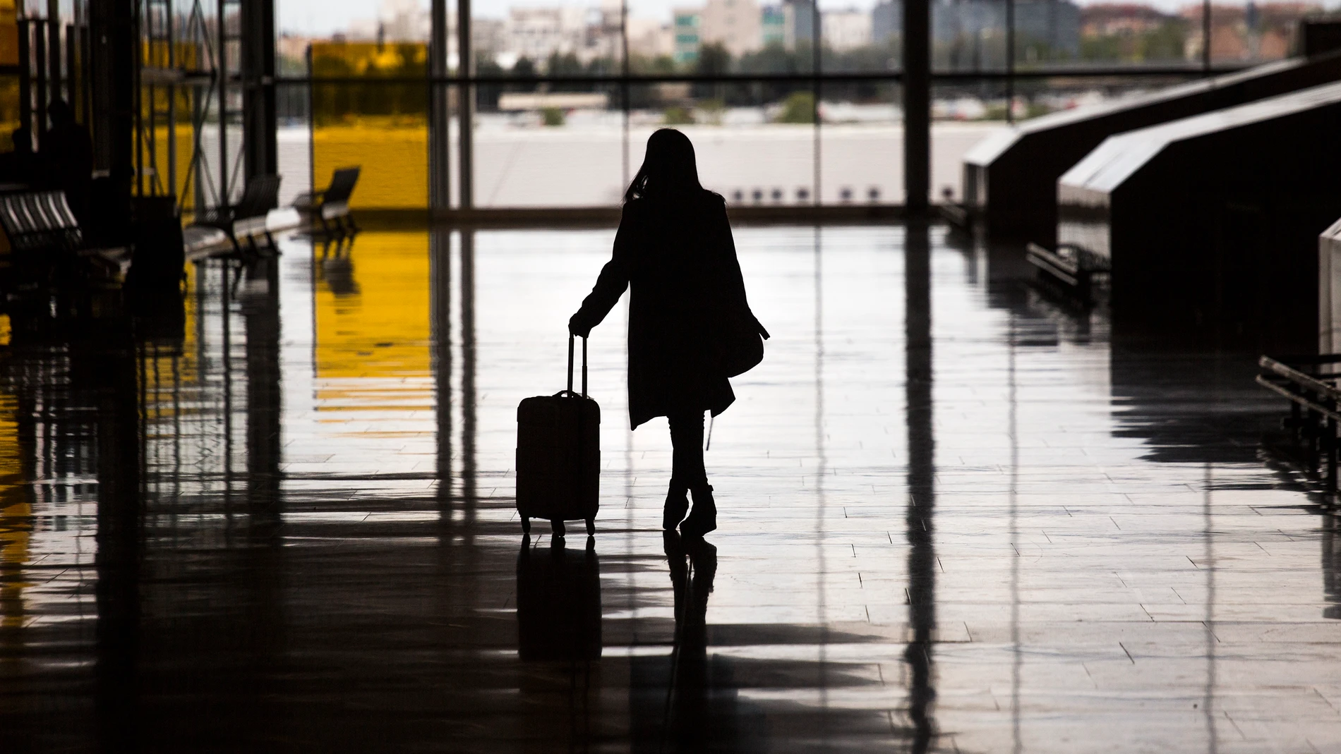 Una mujer con una maleta en el aeropuerto de Madrid