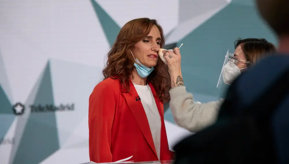 Las maquilladoras de Telemadrid retocan a Mónica García