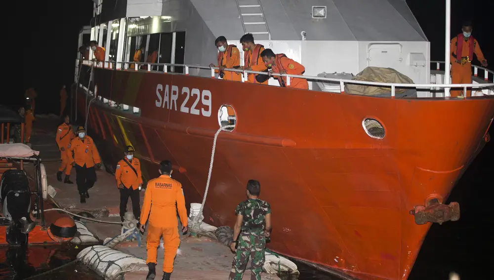 Miembros de la Agencia Nacional de Búsqueda y Rescate (BASARNAS) se preparan para una misión de búsqueda para el submarino de la Armada de Indonesia KRI Nanggala en el puerto de Benoa en Bali
