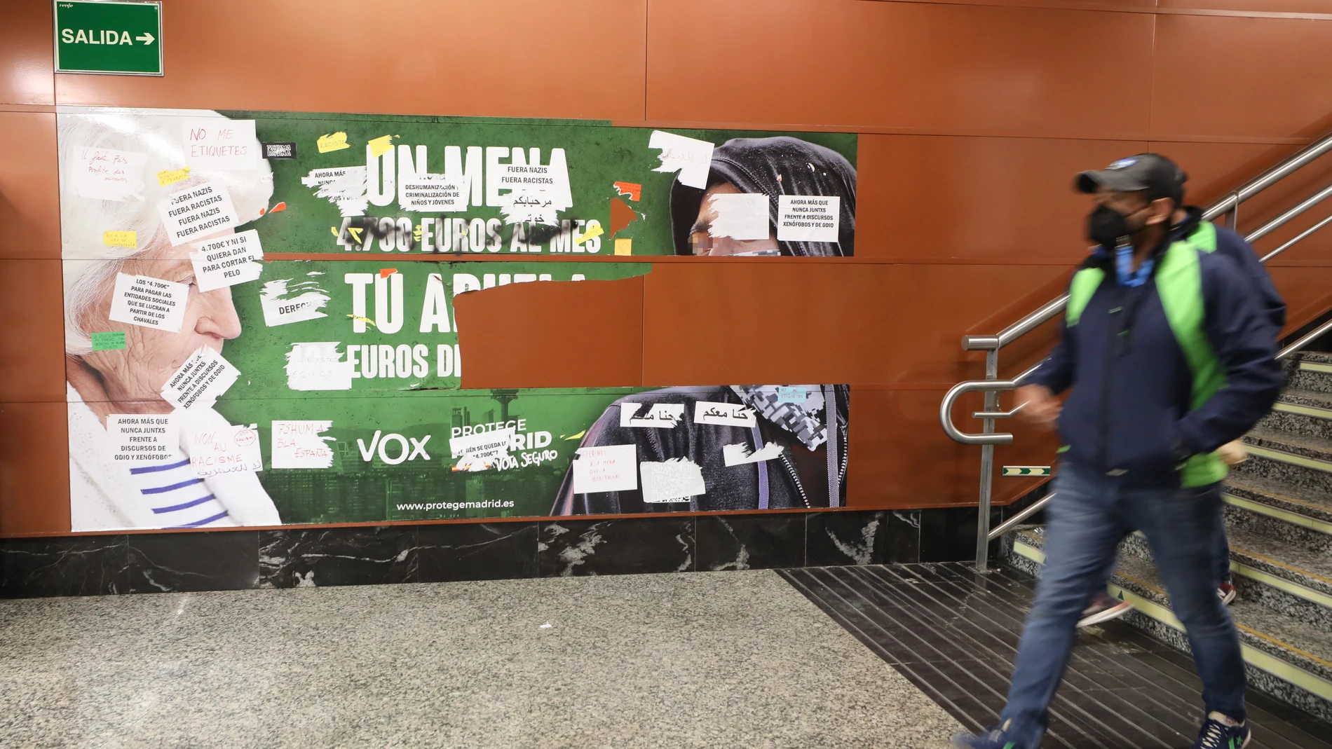 El polémico cartel electoral de Vox en el metro de Madrid que la Fiscalía pide que se retire de forma cautelar