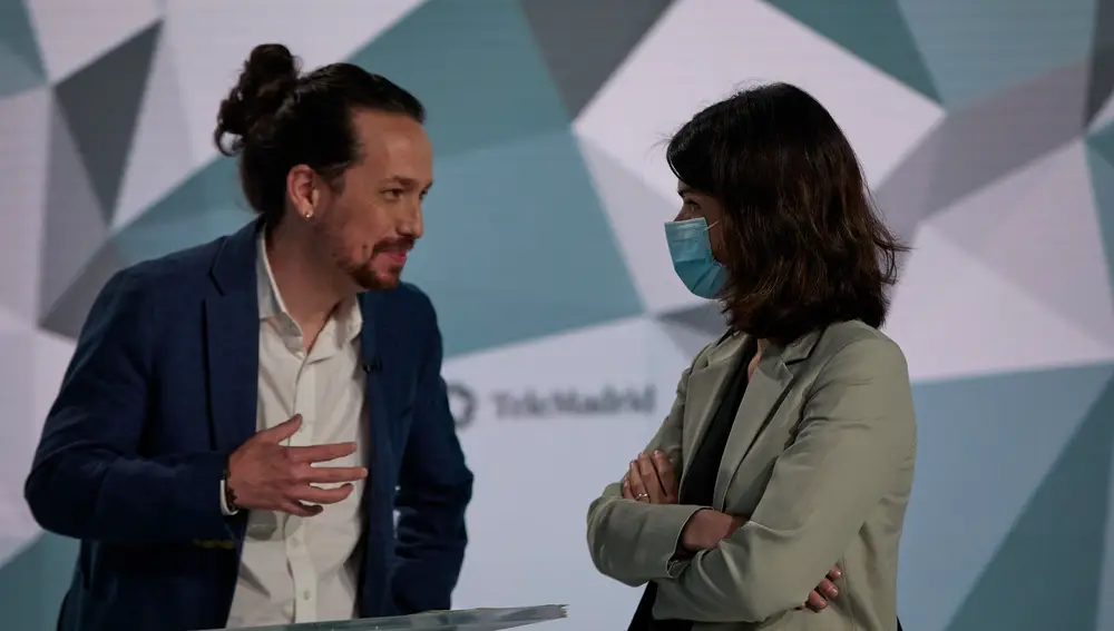 Iglesias conversa con Isa Serra, número dos de Podemos en las elecciones a la Comunidad de Madrid