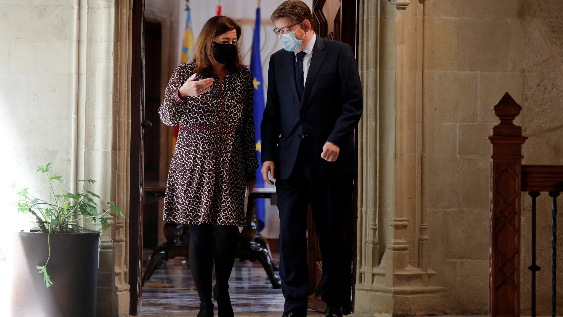 El presidente de la Generalitat, Ximo Puig , y la presidenta de Baleares, Francina Armengol, se dirigen a la rueda de prensa tras reunirse para tratar asuntos relacionados con las ayudas de los fondos europeos