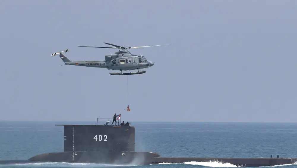 El submarino de la Armada de Indonesia KRI Nanggala participando en un simulacro cerca de Cilegon