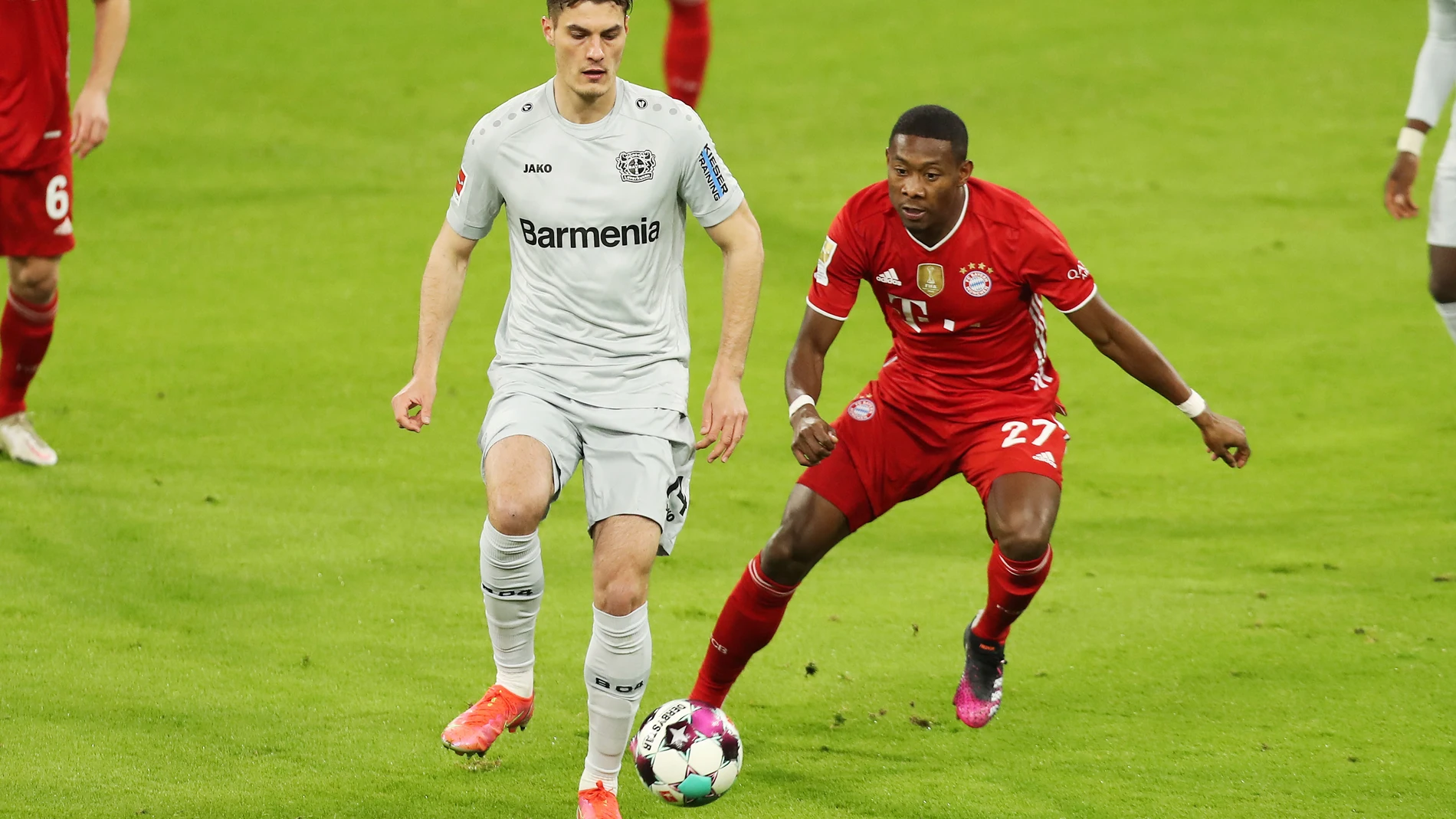 Patrik Schick, del Bayer 04 Leverkusen, disputa una pelota con David Alaba, del Bayern de Múnich