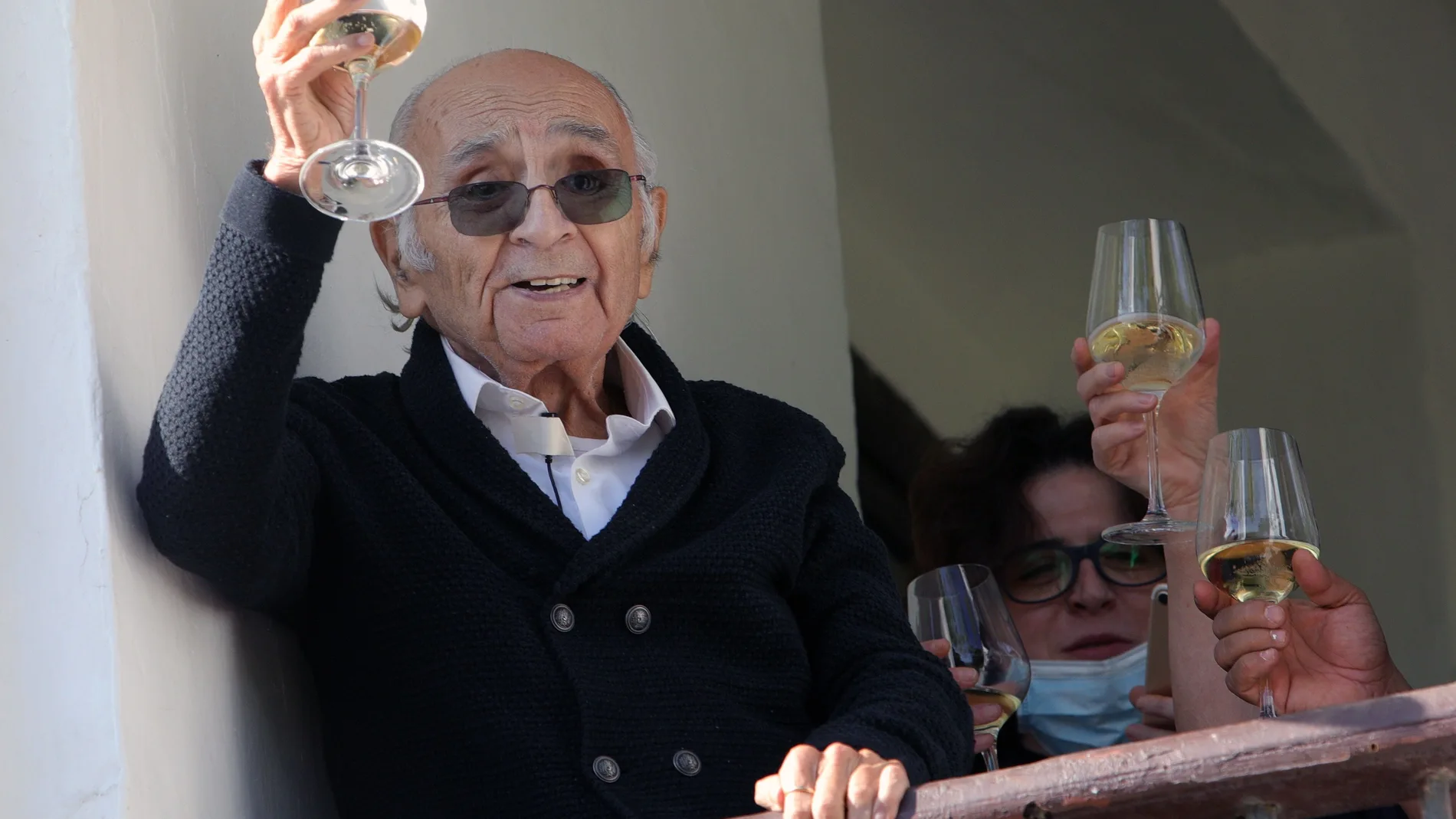 El poeta valenciano Francisco Brines celebra en su casa familiar en Oliva la concesión del Premio Cervantes