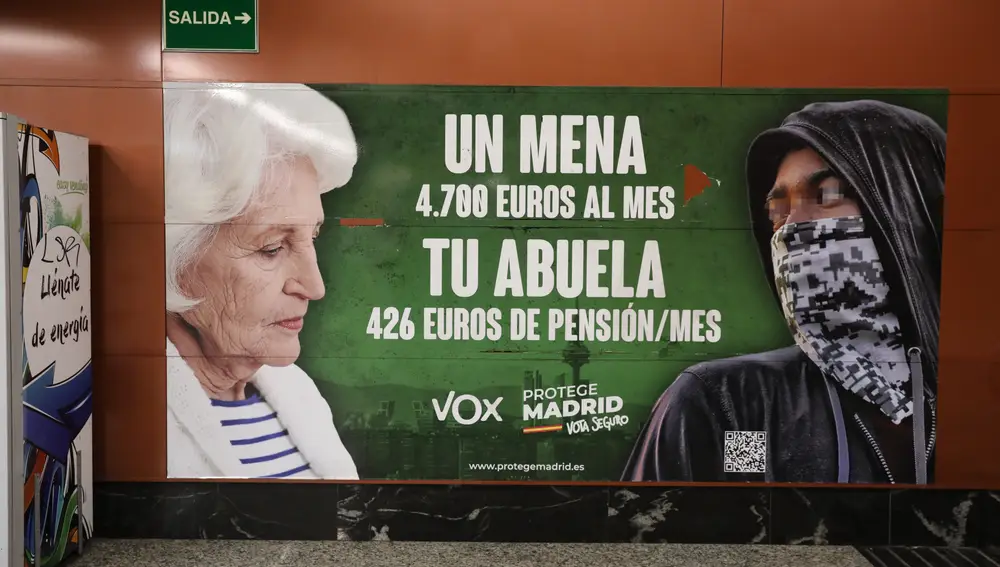 El polémico cartel de Vox, en la imagen, se situó en la estación de cercanías de Sol el pasado abril en la campaña electoral madrileña
