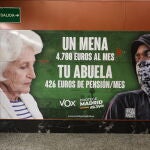 El polémico cartel de Vox, en la imagen, se situó en la estación de cercanías de Sol el pasado abril en la campaña electoral madrileña