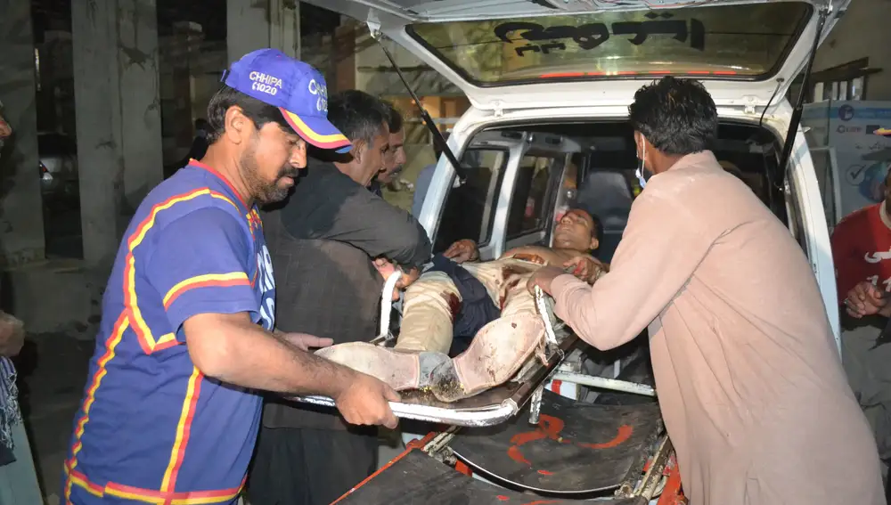 Al menos cinco muertos y 15 heridos al explotar un coche bomba en un hotel en Pakistán donde se alojaba el embajador de China