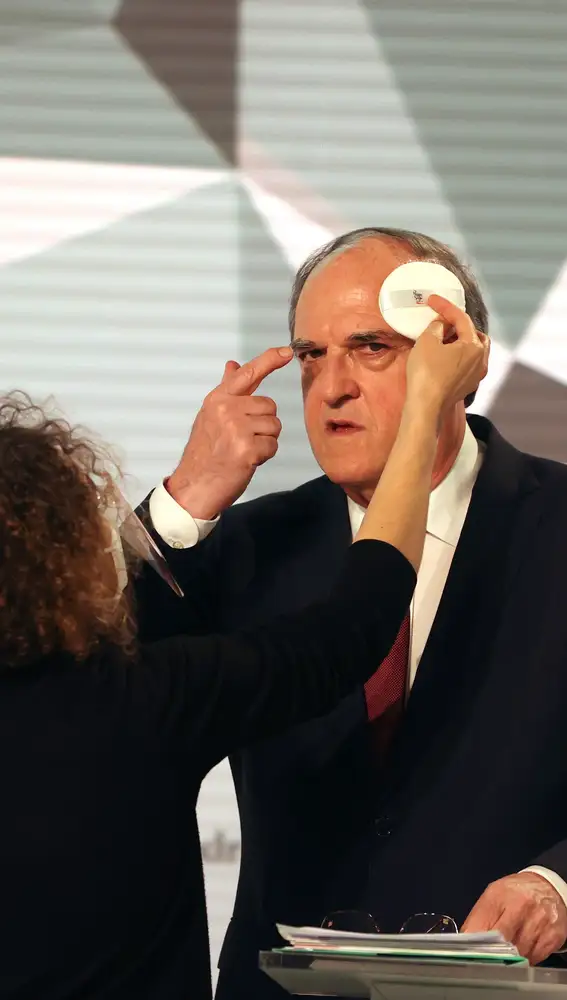 El candidato a la presidencia de la Comunidad de Madrid por el PSOE, Ángel Gabilondo, antes de empezar el debate