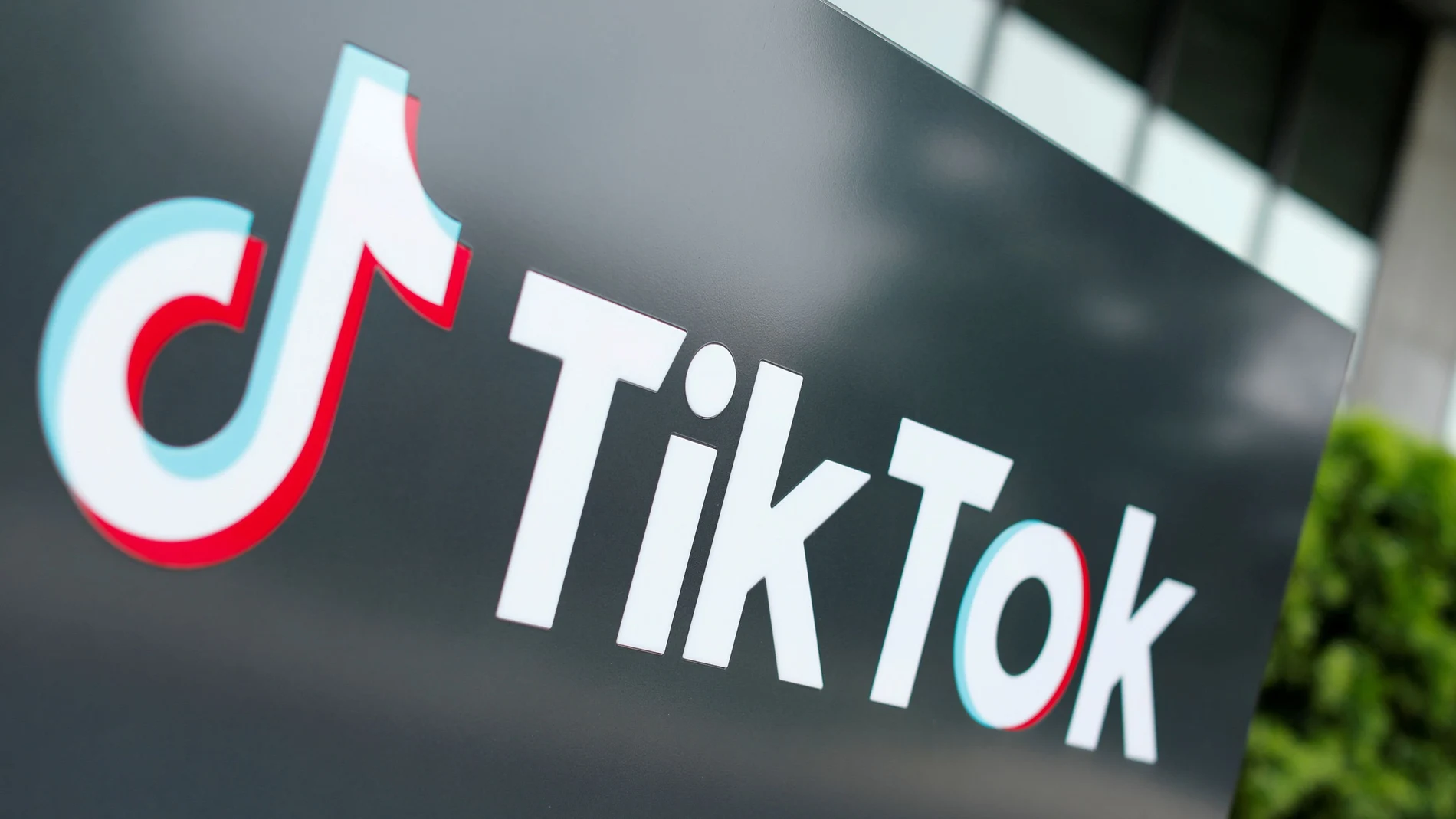 El logo de TikTok en la entrada de la sede de la compañia en Estados Unidos