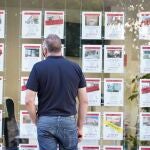 Una persona observa los precios de viviendas de una inmobiliaria